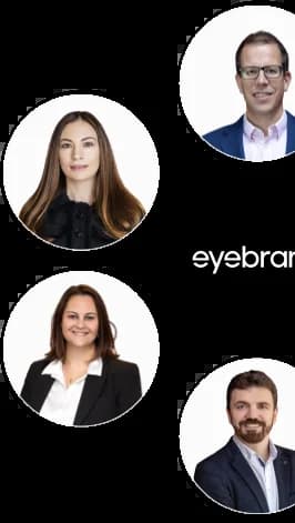 4 Kişi Kameraya Gülümsüyor