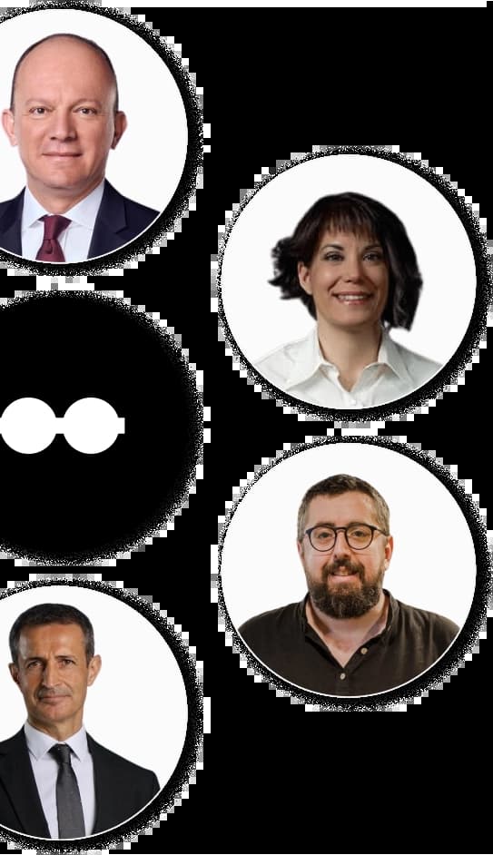 4 Kişi Kameraya Gülümsüyor
